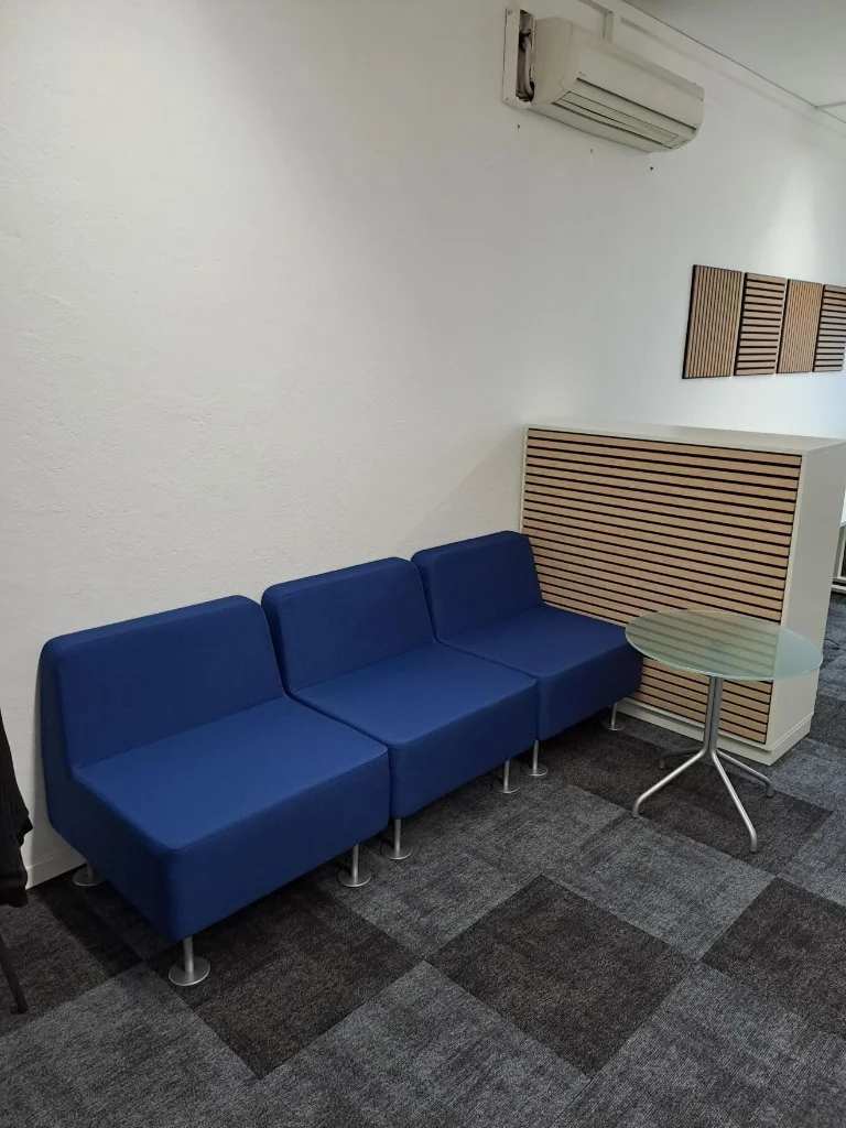 Espace détente avec canapé bleu