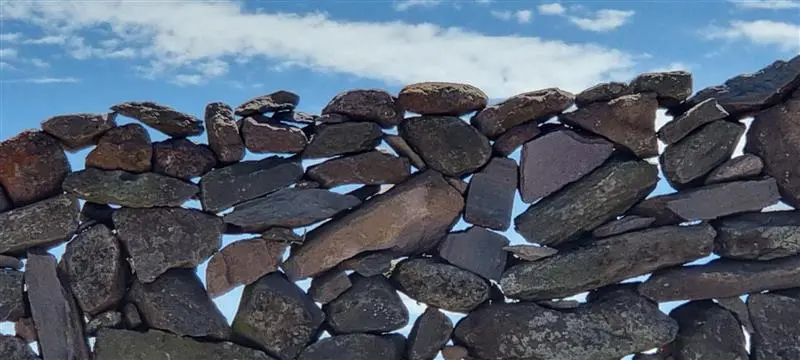 Personnes en discussion dans un environnement moderne et lumineux